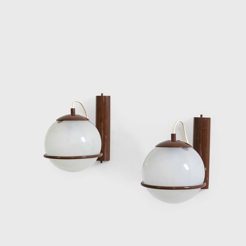 Coppia di lampade da parete con struttura in metallo laccato e diffusori in vetro opalino.  - Auction PopUp Design - Cambi Casa d'Aste