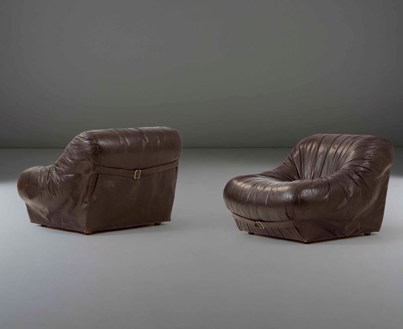 Coppia di poltrone con struttura in legno e rivestimento in pelle.  - Asta PopUp Design - Cambi Casa d'Aste