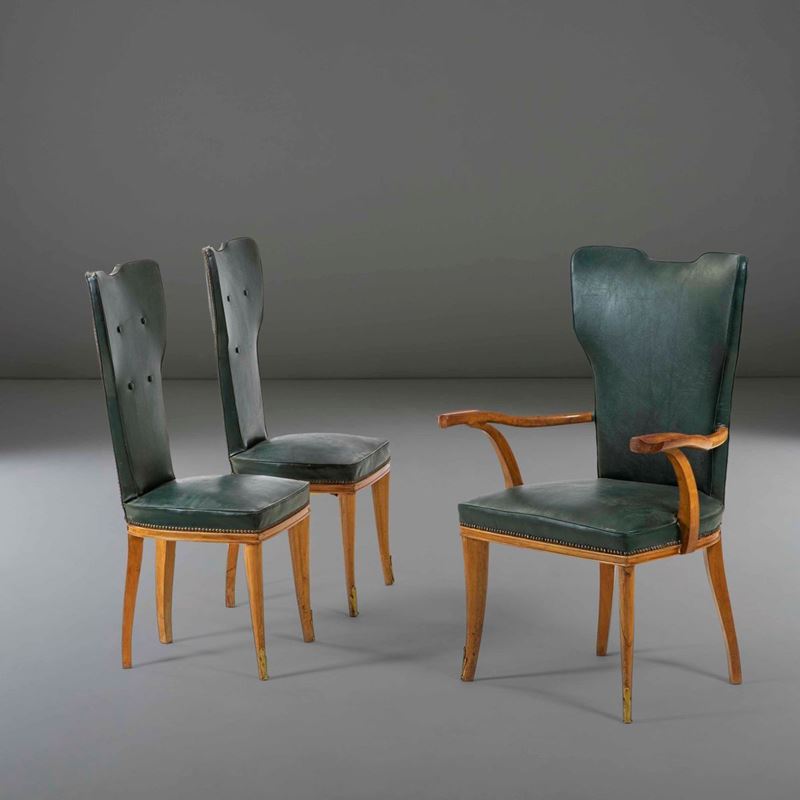Set di due sedie e una poltrona con braccioli, con struttura e sostegni in legno e rivestimento in skai.  - Auction PopUp Design - Cambi Casa d'Aste