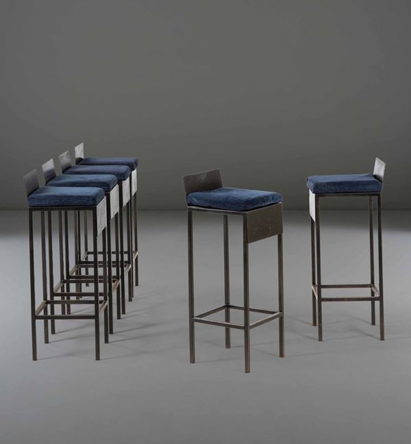 Set di 6 sgabelli con struttura in metallo laccato e cuscini in tessuto.