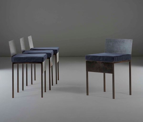 Set di 4 sedie con struttura in metallo laccato e cuscini in tessuto.