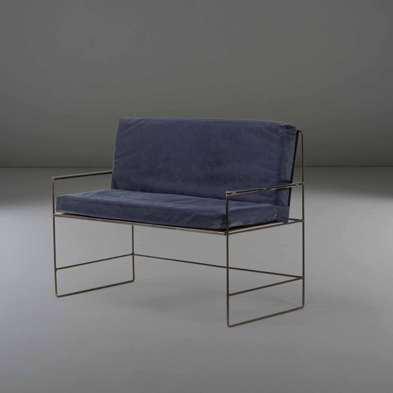 Divano con struttura in metallo laccato e cuscini in tessuto.  - Auction PopUp Design - Cambi Casa d'Aste