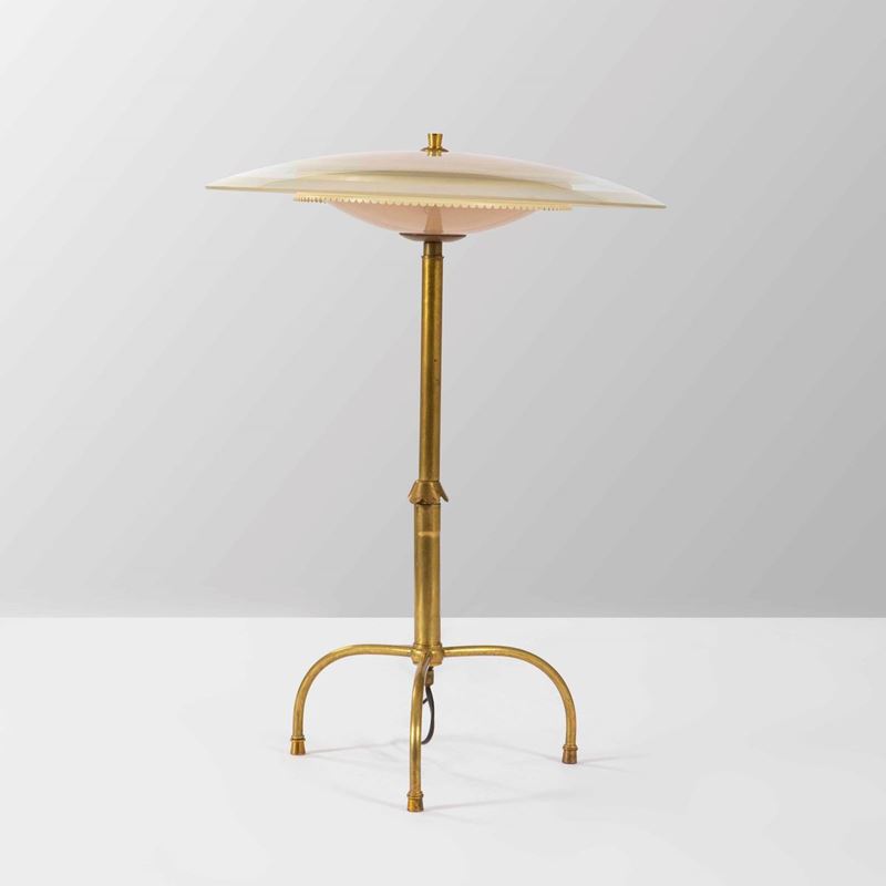 Lampada da tavolo con struttura in ottone e diffusore in vetro satinato molato.  - Auction PopUp Design - Cambi Casa d'Aste