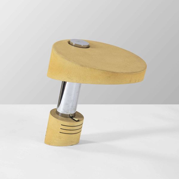 Lampada da tavolo con struttura in metallo cromato, diffusore e base in metallo laccato.