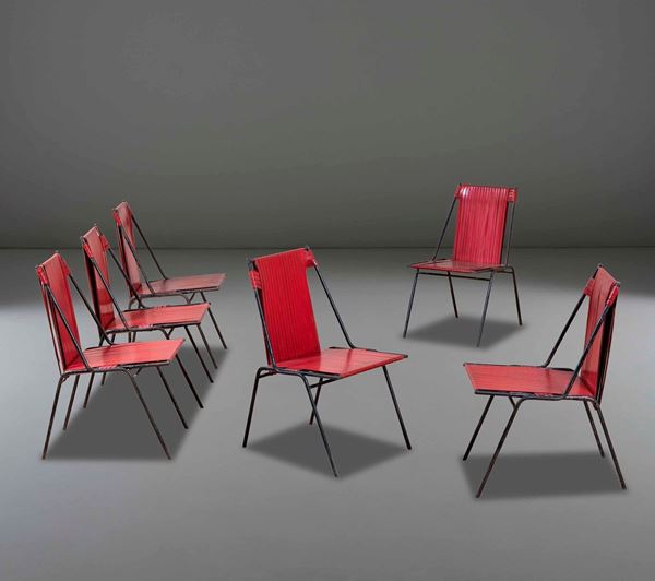 Set di sei sedie con struttura in ferro laccato e rivestimento in trafilato plastico.