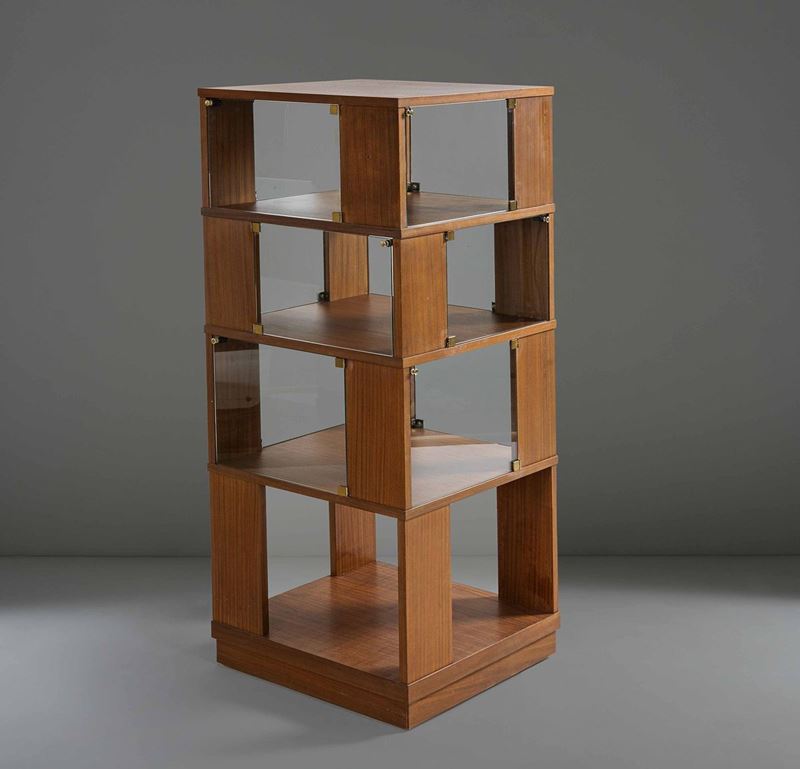 Libreria girevole con struttura in legno, ante in cristallo e particolari in ottone.  - Auction PopUp Design - Cambi Casa d'Aste