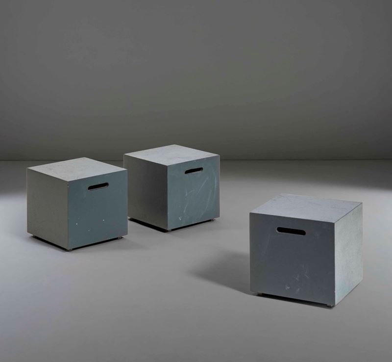 Set di tre pouf con struttura in metallo e legno laccato.  - Auction PopUp Design - Cambi Casa d'Aste