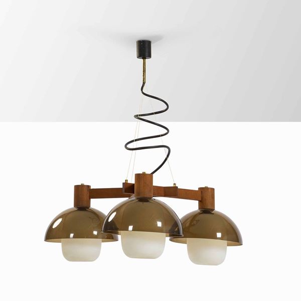 Lampada a sospensione con struttura in metallo laccato, ottone e legno, e diffusori in vetro opalino e perspex.