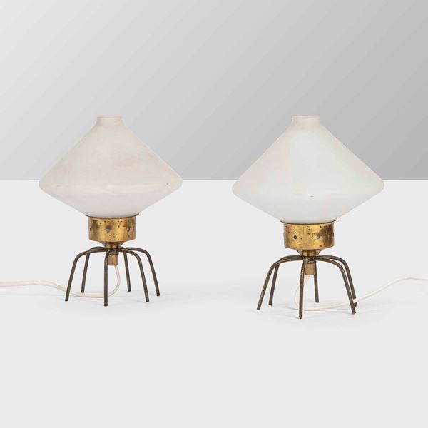 Coppia di lampade da tavolo con struttura in ottone e metallo laccato con diffusori in vetro satinato.