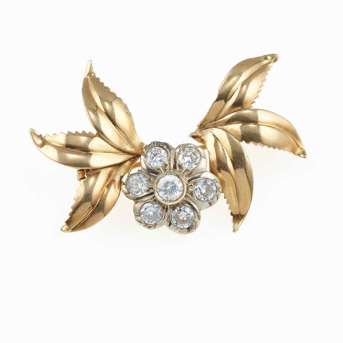 Lotto Composto da Due Spille con Diamanti, uno Zaffiro e Perline