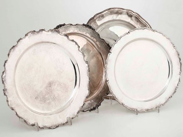 Quattro piatti in argento. Varie manifatture del XX secolo