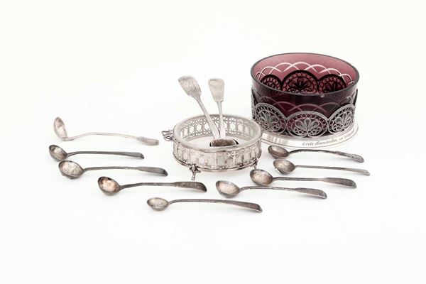 Lotto di 11 cucchiaini in argento e due ciotole in argento e vetro. Inghilterra XX secolo