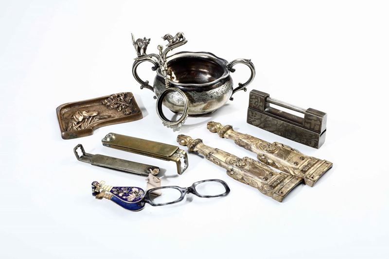 Gruppo di oggetto in bronzo e altri materiali  - Asta Antiquariato | Cambi Time - Cambi Casa d'Aste
