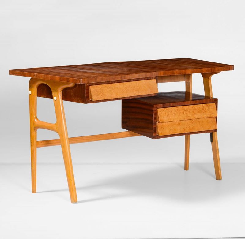 Scrivania con struttura, sostegni e piano in legno.  - Auction Design - Cambi Casa d'Aste