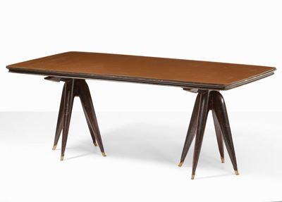 Tavolo Rettangolare con Struttura in Legno, Piano in Cristallo Colorato e Puntali in Ottone.