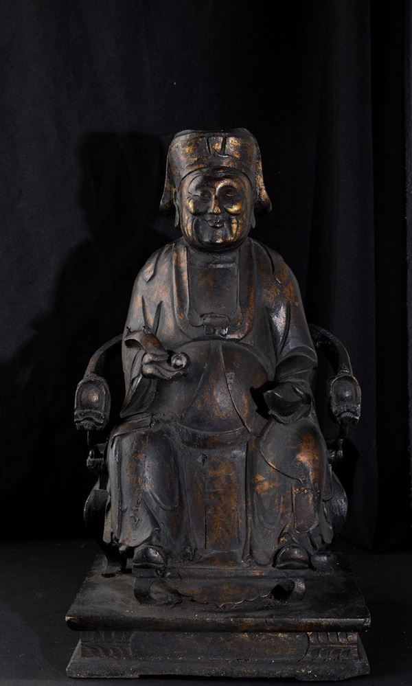 Figura di dignitario seduto con Ruyi scolpita in legno con tracce di doratura, Cina, Dinastia Ming, XVII secolo
