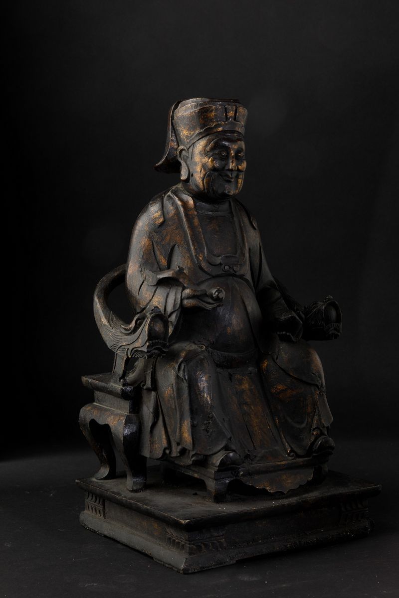 Figura di Dignitario Seduto con Ruyi Scolpita in Legno con Tracce di Doratura, Cina, Dinastia Min...