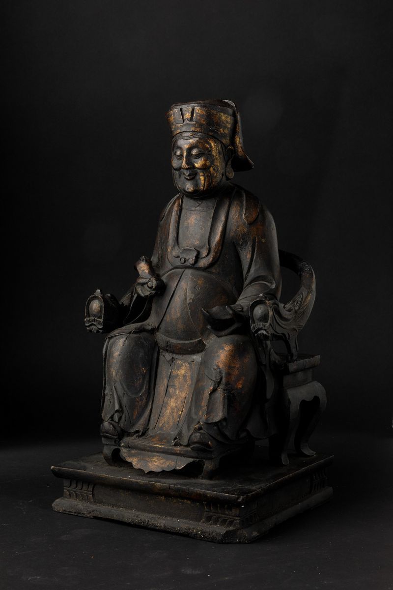 Figura di Dignitario Seduto con Ruyi Scolpita in Legno con Tracce di Doratura, Cina, Dinastia Min...