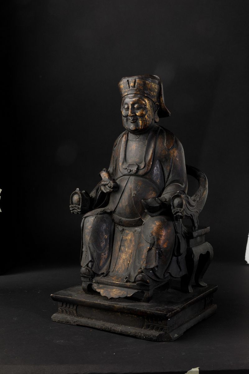 Figura di Dignitario Seduto con Ruyi Scolpita in Legno con Tracce di Doratura, Cina, Dinastia Min...