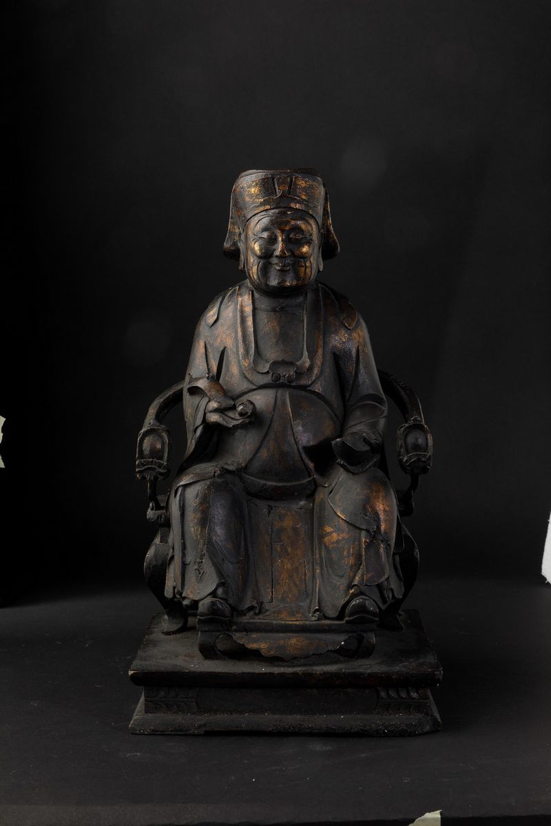 Figura di Dignitario Seduto con Ruyi Scolpita in Legno con Tracce di Doratura, Cina, Dinastia Min...