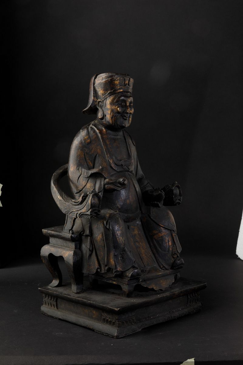 Figura di Dignitario Seduto con Ruyi Scolpita in Legno con Tracce di Doratura, Cina, Dinastia Min...