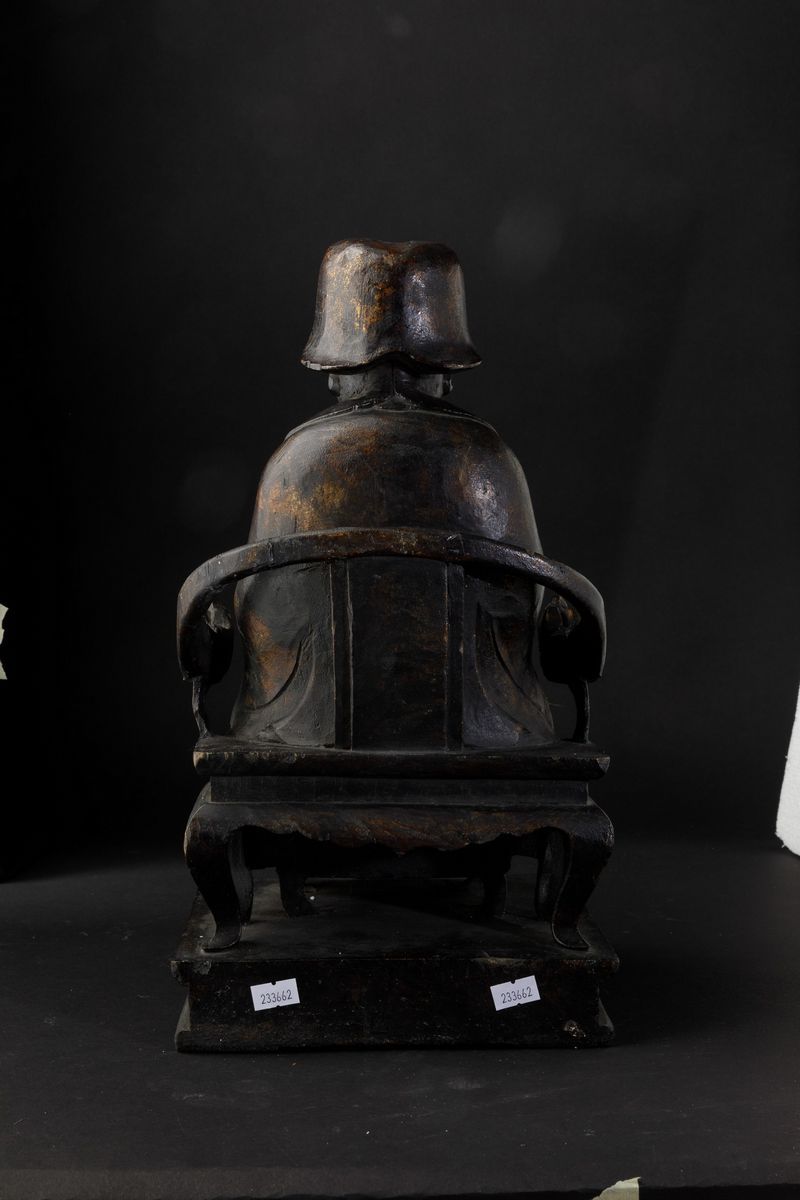 Figura di Dignitario Seduto con Ruyi Scolpita in Legno con Tracce di Doratura, Cina, Dinastia Min...