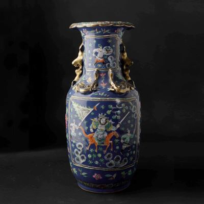 Vaso in Porcellana a Fondo Blu Poudrè con Figure di Guerrieri Entro Riserve, Decori Floreali e Fi...