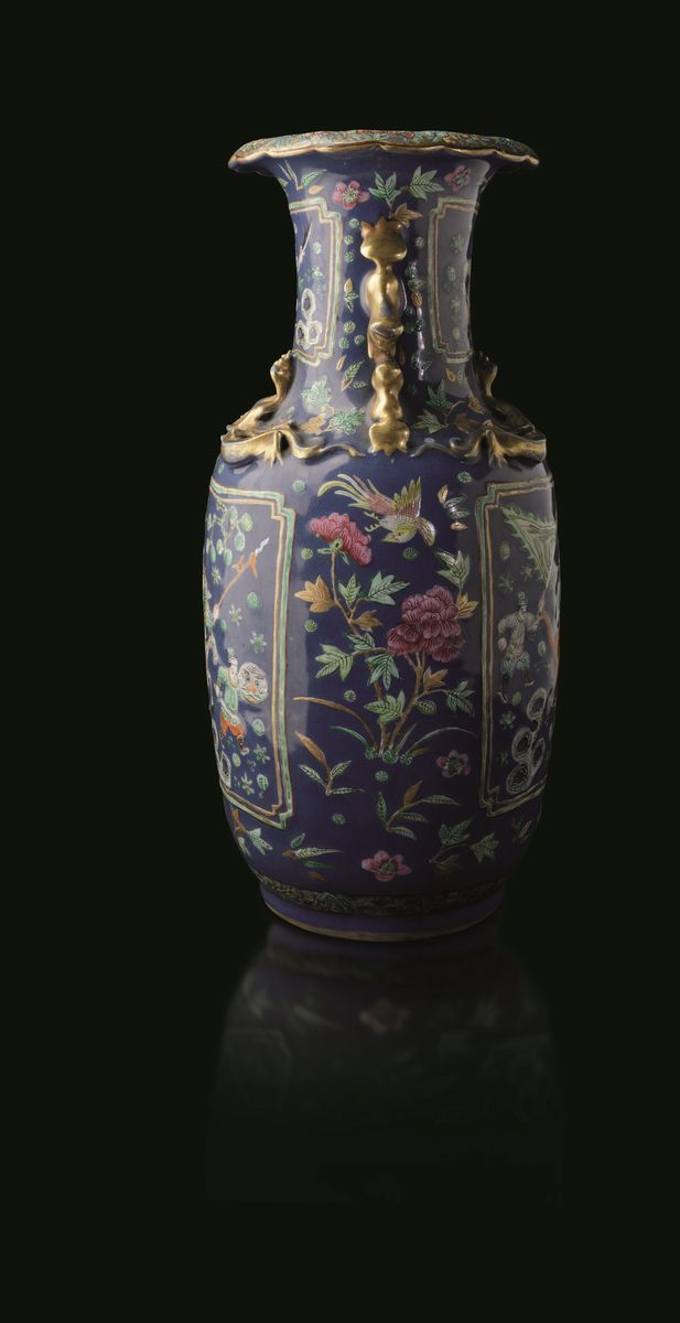 Vaso in Porcellana a Fondo Blu Poudrè con Figure di Guerrieri Entro Riserve, Decori Floreali e Fi...