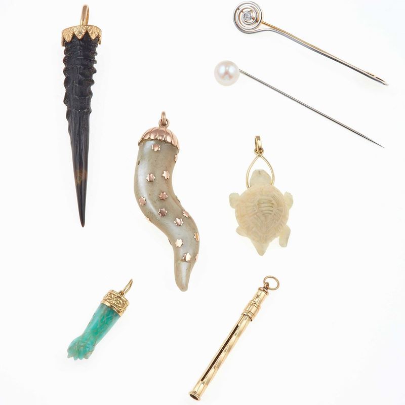 Group of two pin and five semi precious stones pendants  - Auction Jewels - Cambi Casa d'Aste