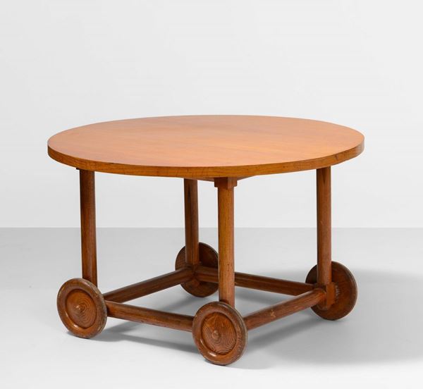 Tavolo basso con struttura e piano in legno, sostegni su ruote.