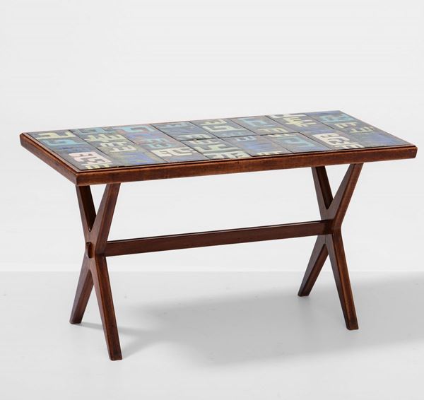 Tavolo basso con struttura e sostegni in legno e piano rivestito da formelle in rame smaltato.