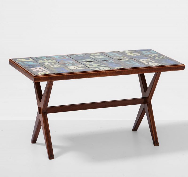 Tavolo basso con struttura e sostegni in legno e piano rivestito da formelle in rame smaltato.  - Auction Design - Cambi Casa d'Aste