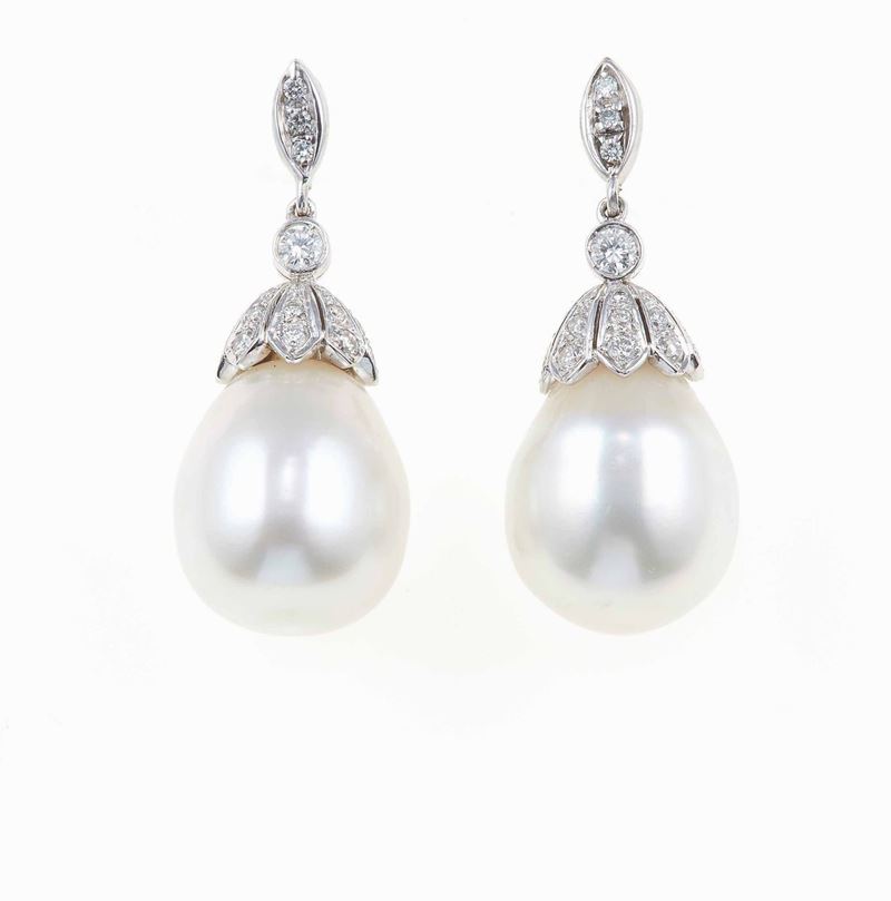 Orecchini pendenti con perle coltivate e diamanti  - Asta Fine Jewels - III - Cambi Casa d'Aste