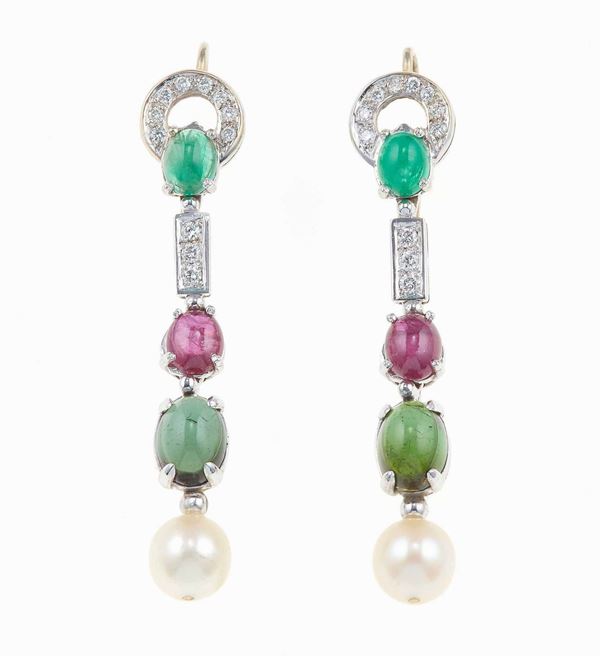 Orecchini pendenti con smeraldi, rubini e tormaline taglio cabochon, diamanti e perle