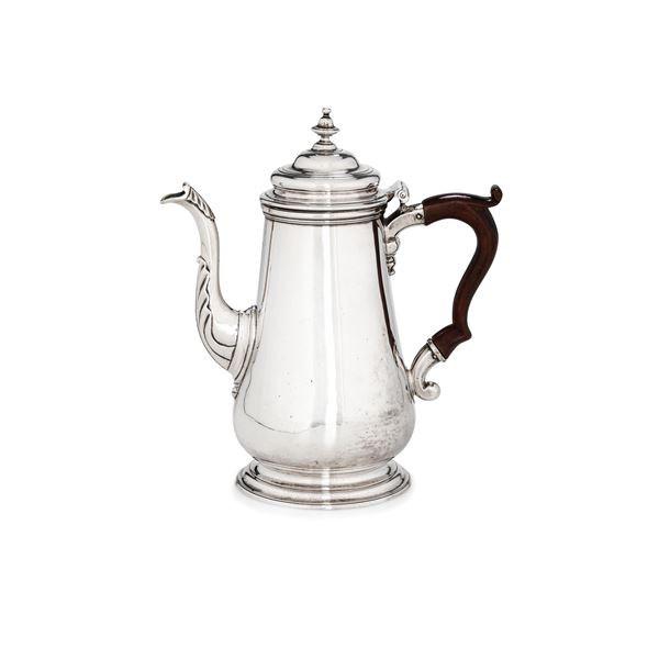 Caffettiera. Marchi della città di Londra per l'anno 1740 e dell'argentiere Robert Brown (?)