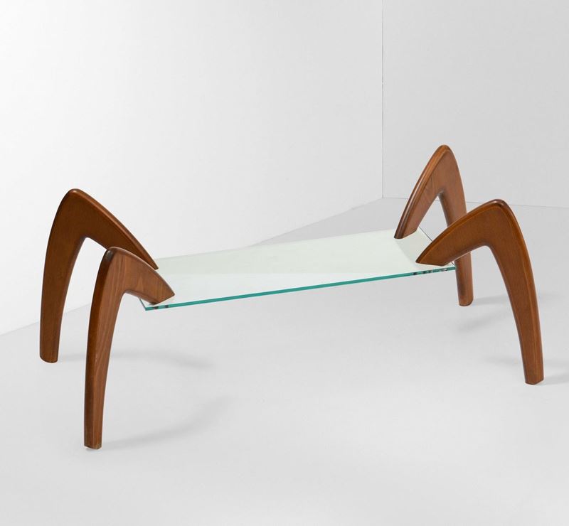 Tavolo basso con sostegni in legno e piano in cristallo molato.  - Auction Design - Cambi Casa d'Aste