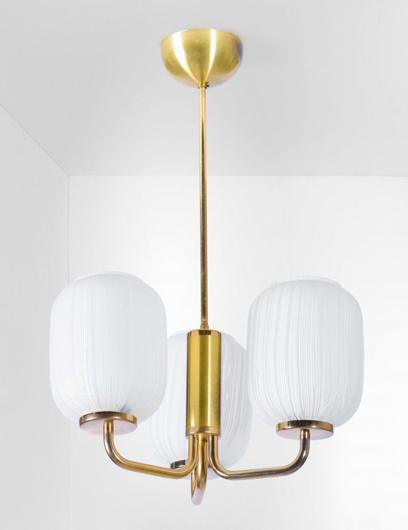 Lampada a sospensione con struttura in ottone e diffusori in vetro opalino.  - Auction Design Lab - Cambi Casa d'Aste