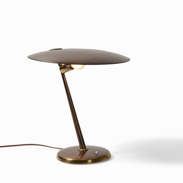 Lampada da tavolo con struttura e diffusore in ottone.