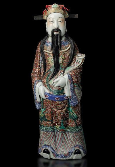 Figura di Dignitario con Ruyi in Porcellana a Smalti Policromi, Cina, Dinastia Qing, XIX Secolo