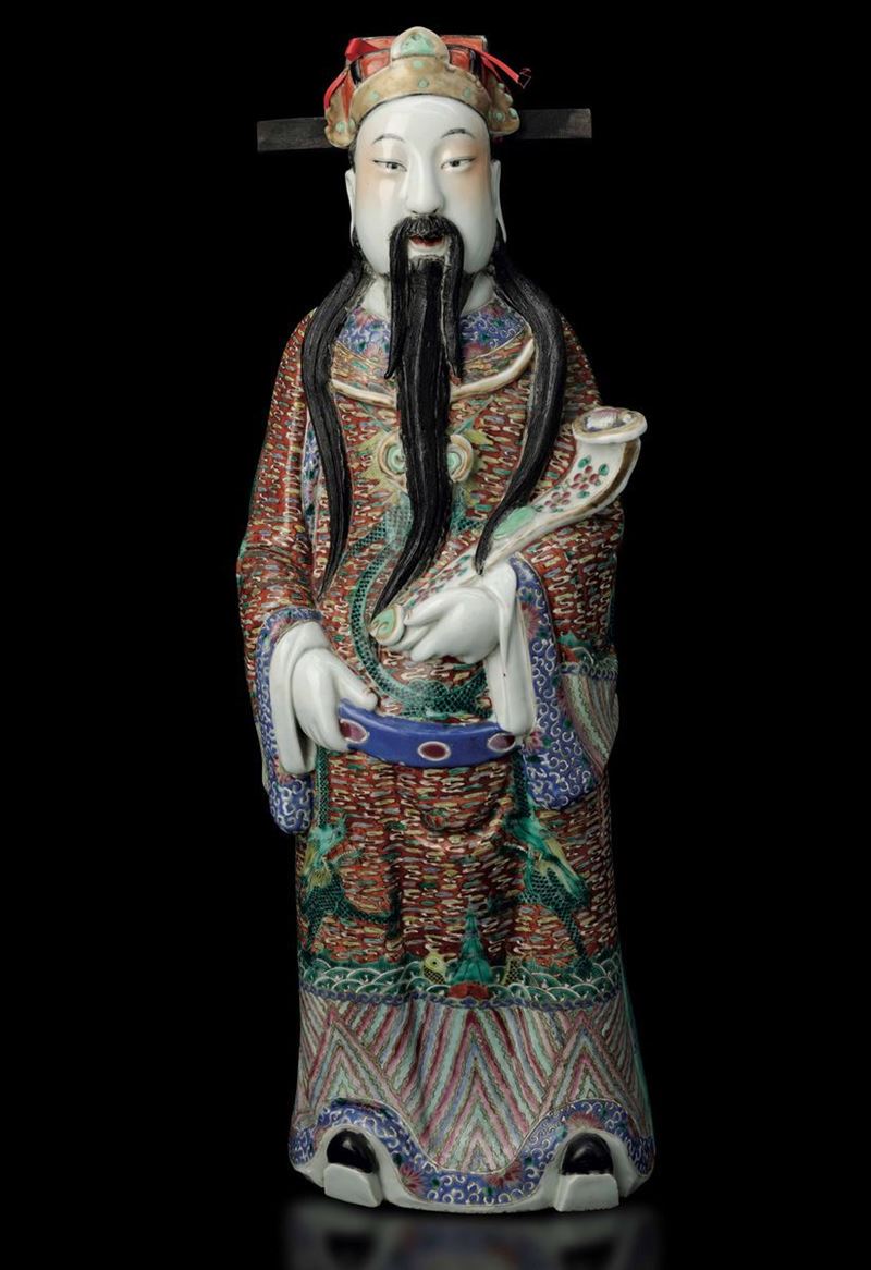 Figura di dignitario con Ruyi in porcellana a smalti policromi, Cina, Dinastia Qing, XIX secolo  - Asta Fine Chinese Works of Art - Cambi Casa d'Aste