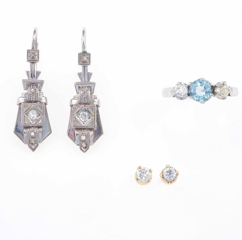 Lotto composto da un anello con acquamarina e due diamanti di vecchio taglio e due paia di orecchini  - Asta Gioielli - Cambi Casa d'Aste