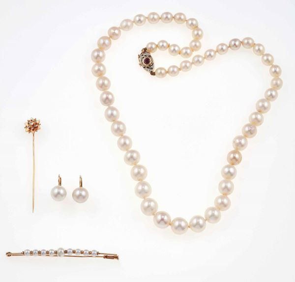 Lotto composto da due collane di perle coltivate, un paio di orecchini con perle coltivate, quattro anelli, una spilla con perle coltivate ed uno spillone da cravatta