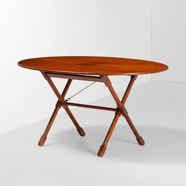 Tavolo ovale in legno con struttura, sostegni e piano in legno. Tiranti in metallo.