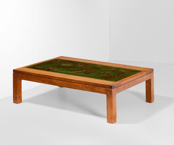 Tavolo basso con struttura in legno e piano in vetro dipinto.