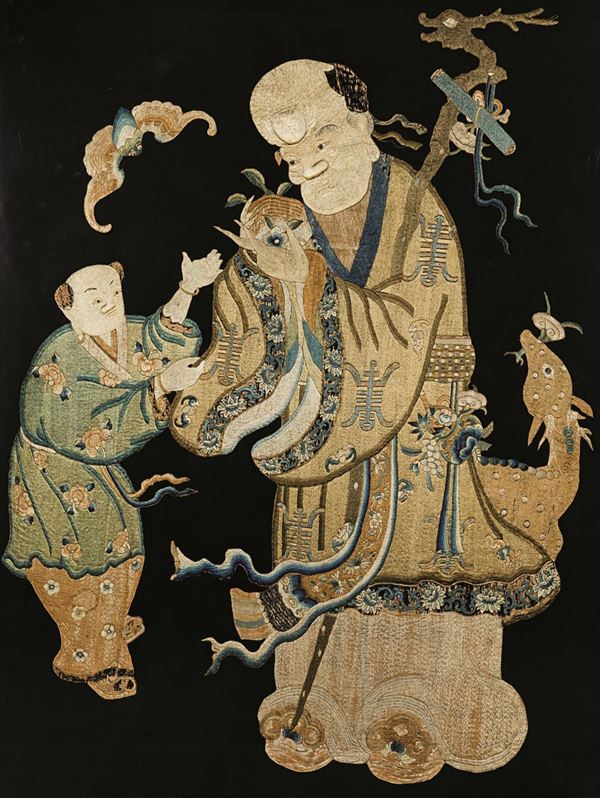 Grande tessuto in seta finemente ricamato raffigurante saggio con discepolo e cerbiatto, Cina, Dinastia Qing, epoca Jiaqing (1796-1820)