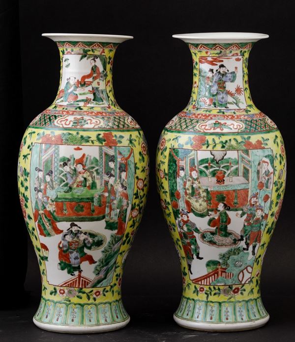 Coppia di vasi in porcellana Famiglia Verde con scene di vita di corte entro riserve e decori floreali su fondo giallo, Dinastia Qing, inizi XX secolo