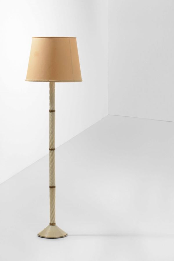 Lampada da terra con struttura in metallo, ottone e vetro di Murano. Paralume in tessuto.