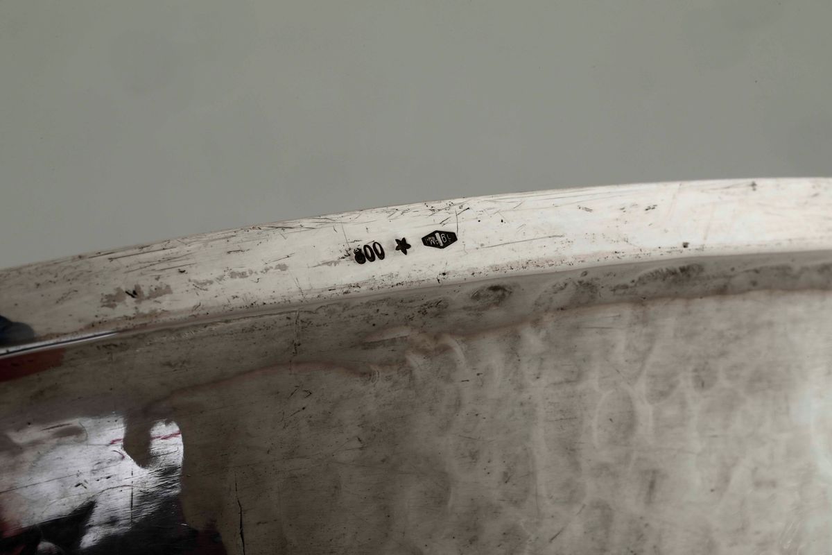 Porta Bottiglie in Argento Fuso, Sbalzato e Cesellato. Argenteria Milanese del XX Secolo. Bollo c...
