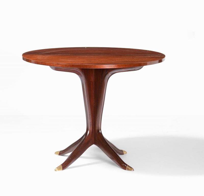 Tavolo rotondo allungabile con struttura, sostegni e piano in legno. Puntali in ottone.  - Auction Design - Cambi Casa d'Aste