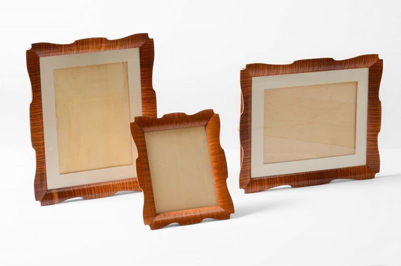 Set di tre cornici portafoto con struttura in legno e cristallo. Prod. Italia, 1950 ca.  - Asta Design Lab - Cambi Casa d'Aste